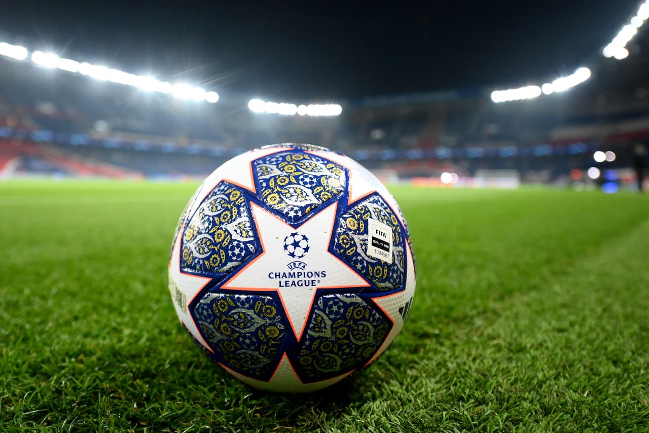 Bayern Múnich sacó ventaja en su visita al PSG, que tuvo a Kylian Mbappé de inicio en la banca y entró para marcar un gol pero anulado por fuera de juego en la ida de Octavos de Final de la UEFA Champions League.