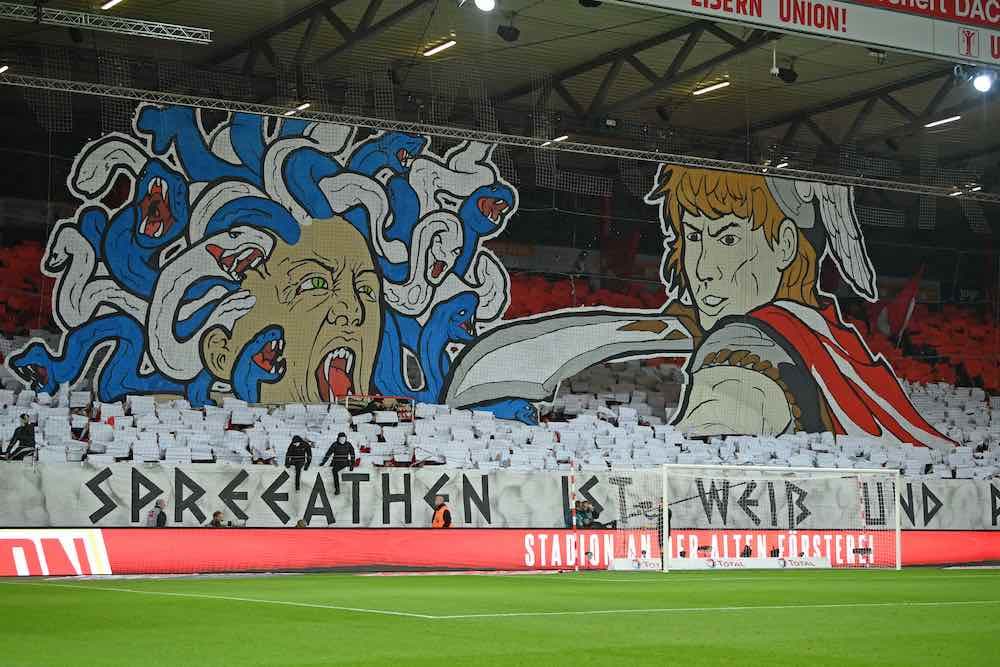 Fans de Union mostraron una coreografía y este tifo durante el partido entre FC Union Berlin y Hertha BSC, el derbi de Berlín en la Bundesliga.