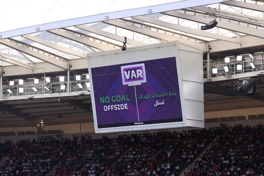 El VAR debió echar atrás el gol anotado por Irán en el primer tiempo por un fuera de lugar.