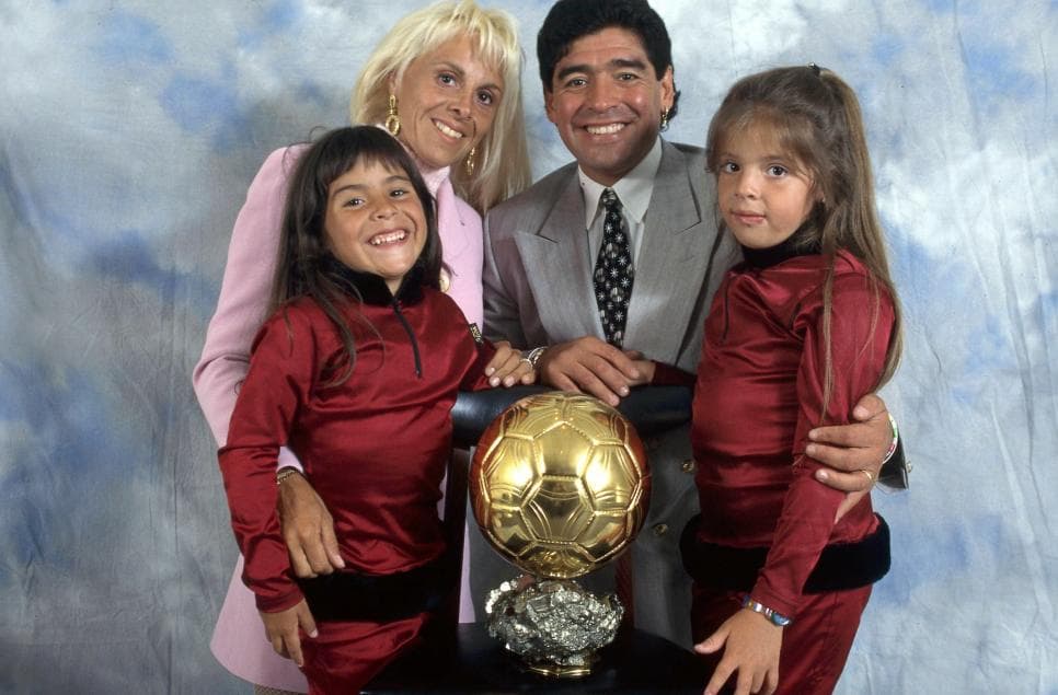 A pesar de tener la regla de premiar sólo a futbolistas europeos, fue hasta 1995 que la revista hizo una excepción.