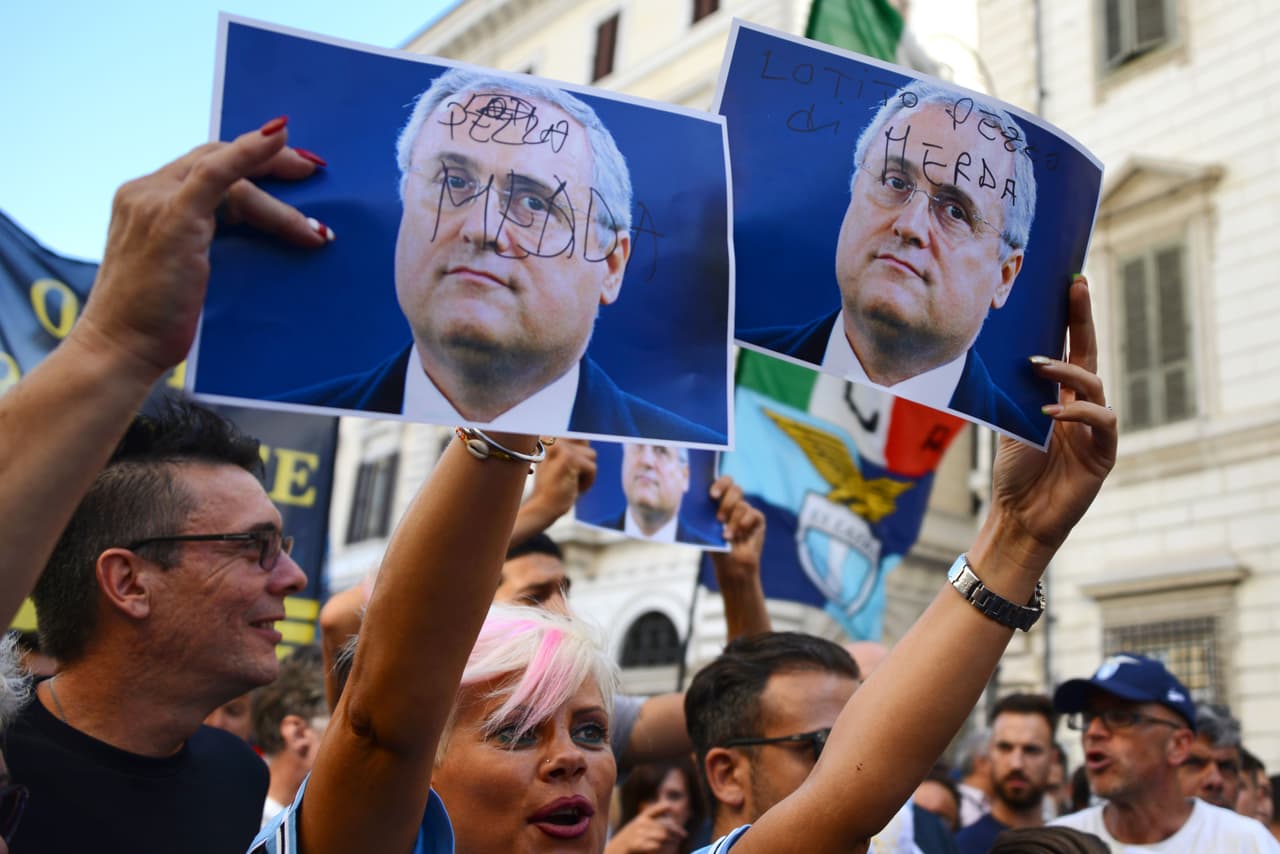 Sin embargo, la designación duró tan solo 48 horas ya que el presidente no le cumplió con los refuerzos solicitados antes de firmar. No habían garantías, según el entrenador argentino. Por si puesto, la afición laziali se manifestó y pidió la salida de Claudio Lotito.