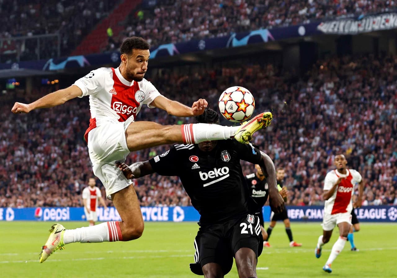Ajax se impone 2-0 ante el Besiktas en Amsterdam, durante la fase de Grupos de la UEFA Champions League. Las anotaciones corrieron a cargo de Steven Berguis (17') y Sébastien Haller (43'). Edson Álvarez disputó los 90 minutos del encuentro.