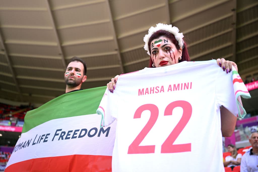 Bandera con mensajes y playera de Mahsa Amini, parte de las protestas pacíficas ocurridas en el Ahmad Bin Ali Stadium.