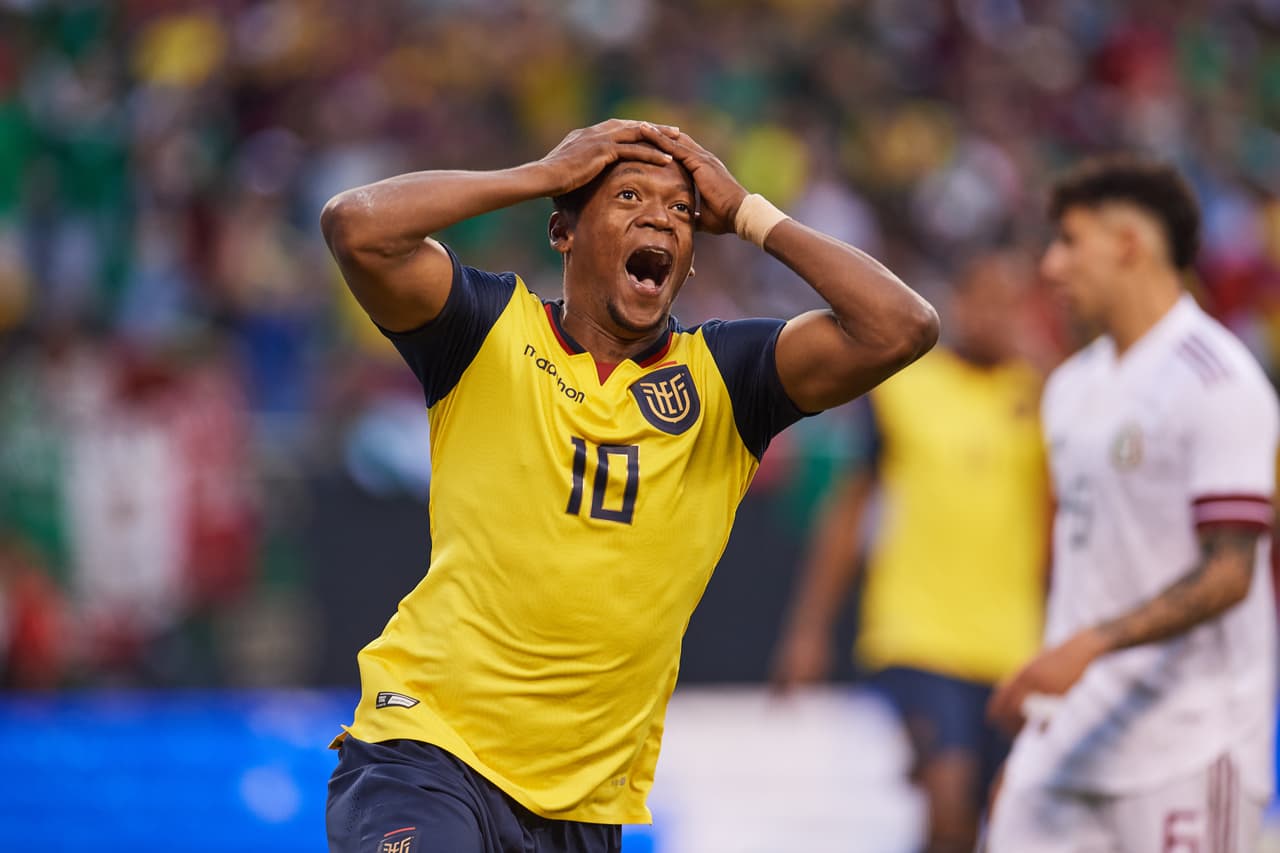 Romario Ibarra erró una gran oportunidad.