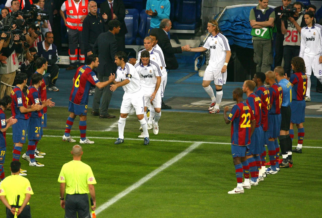 Pero lo más crítico llegó semanas más tarde cuando fue goleado 4-1 por el Real Madrid en el Santiago Bernabéu, después de hacer el pasillo de honor al Campeón, y al final terminar tercero en el torneo ibérico.