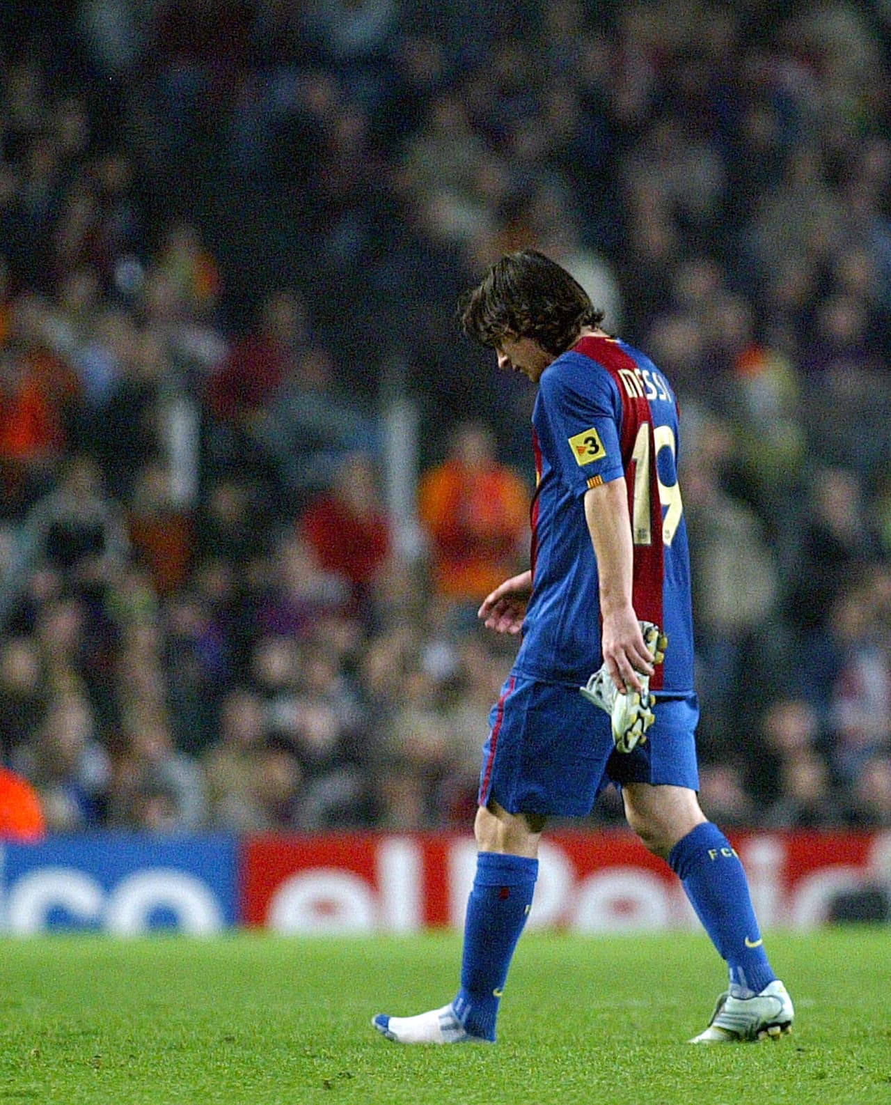 En la siguiente campaña, la 2006-07, volvió a lastimarse saliendo con fractura del quinto metatarsiano ante el Zaragoza, en la que ha sido su lesión más grave quedando inactivo durante casi tres meses. Se tuvo que perder once juegos de los cuales el Barça solo cayó en uno (3-1) ante el Espanyol y salió airoso del resto con cinco triunfos y mismo número de empates.