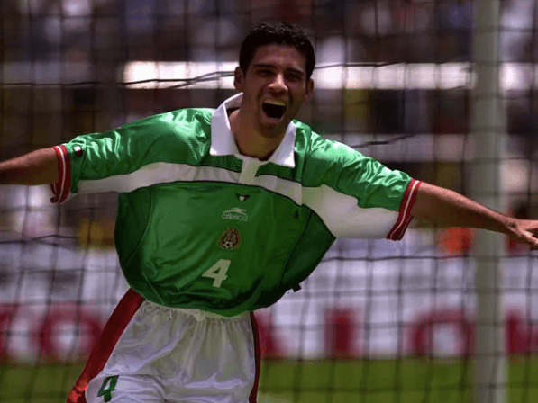 A sus mismos 17 años,
<b>Rafa Márquez</b> fue convocado por Bora Milutinovic a la Selección de México para un juego amistoso contra Ecuador.