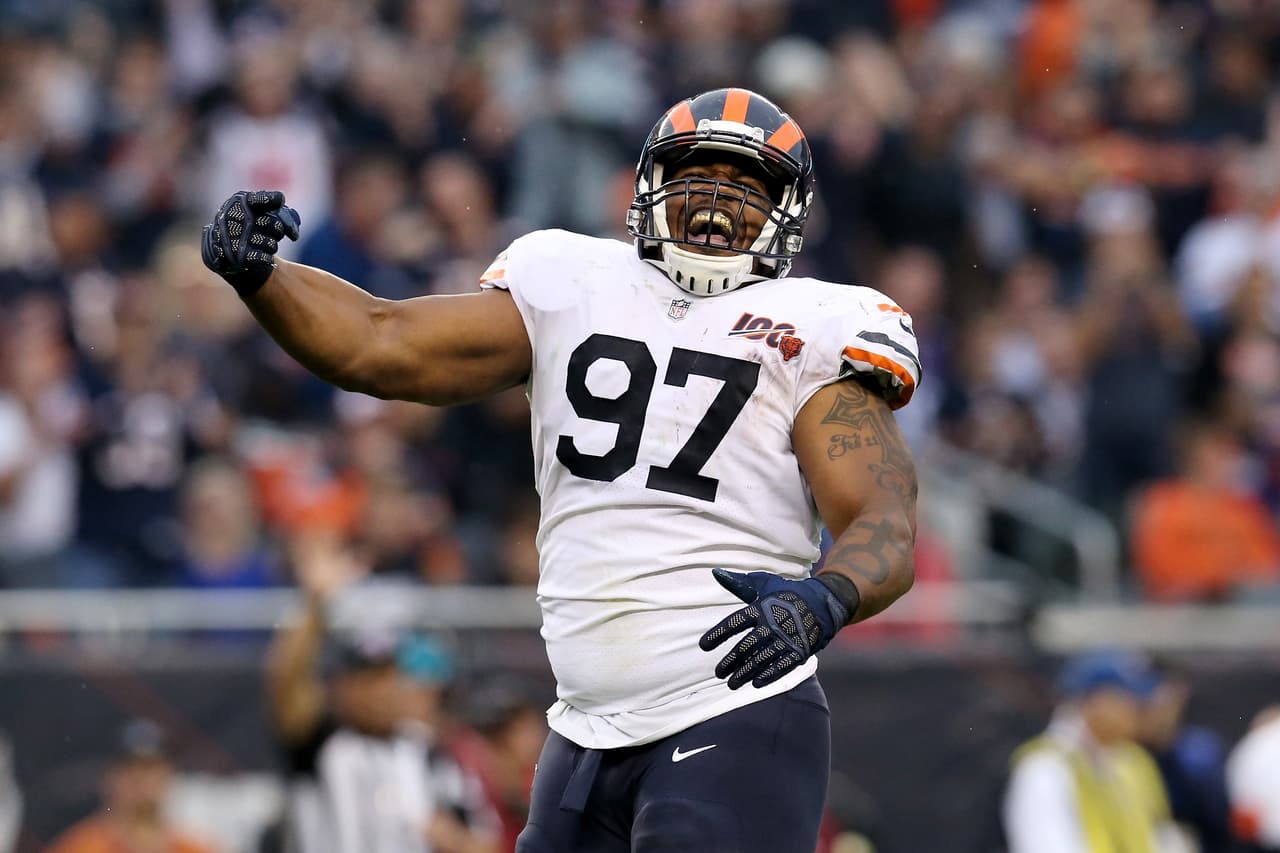 Los Chicago Bears mostraron una defensa increíble, la cual ahogó los intentos de los Vikings, pues su quarterback sufrió seis sacks. Los Bears son otra muestra de que un quarterback no hace al equipo.