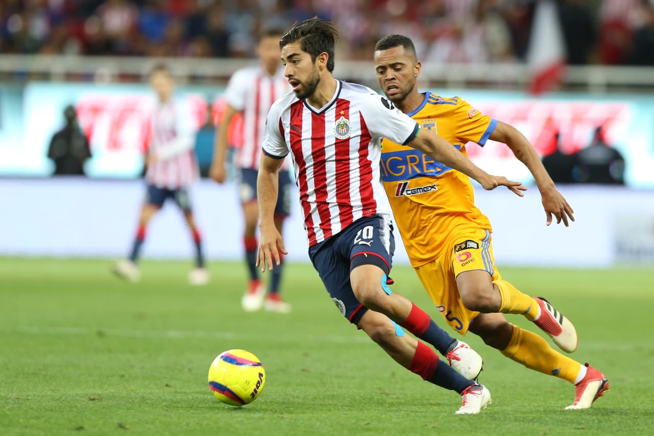 ZAPOPAN, MEXICO - MARCH 17: Rodolfo Pizarro of Chivas fights for the ball with Rafael de Souza of Tigres during the 12th round match between Chivas and Tigres UANL as part of the Torneo Clausura 2018 Liga MX at Akron Stadium on March 17, 2018 in Zapopan, Mexico. (Photo by Refugio Ruiz/Getty Images)