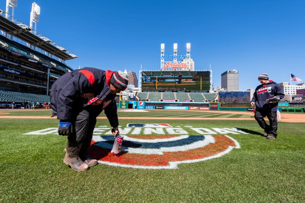 Así lucieron los preparativos para la inauguración en casa de los Cleveland Indians alistando detalles para el Opening Day ante los Chicago White Sox en Progressive Field este lunes 1 de abril.