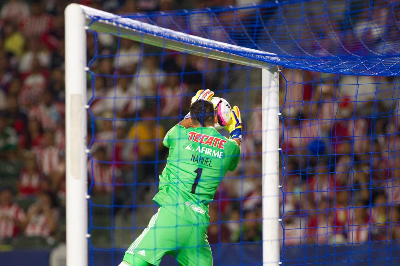 Y Nahuel Guzmán hacía lo propio en su arco para evitar el gol del
<i>Rebaño.</i>