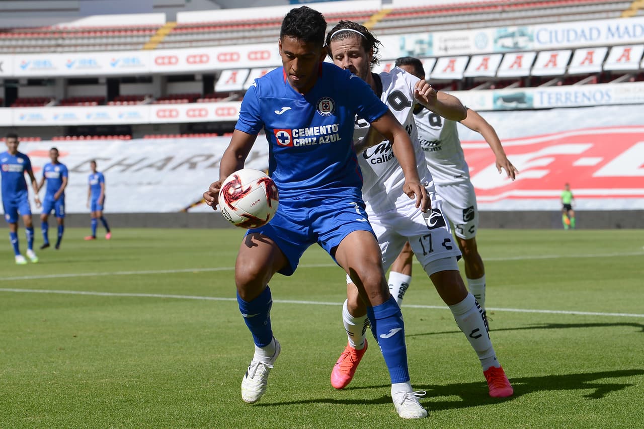 Cruz Azul continúa con la insistencia, pero la defensa de Querétaro empieza a trabajar de manera