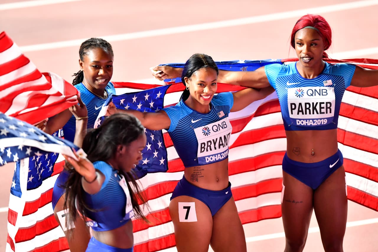 Los atletas comparten la emoción de sus logros en el mundial de atletismo en Doha.