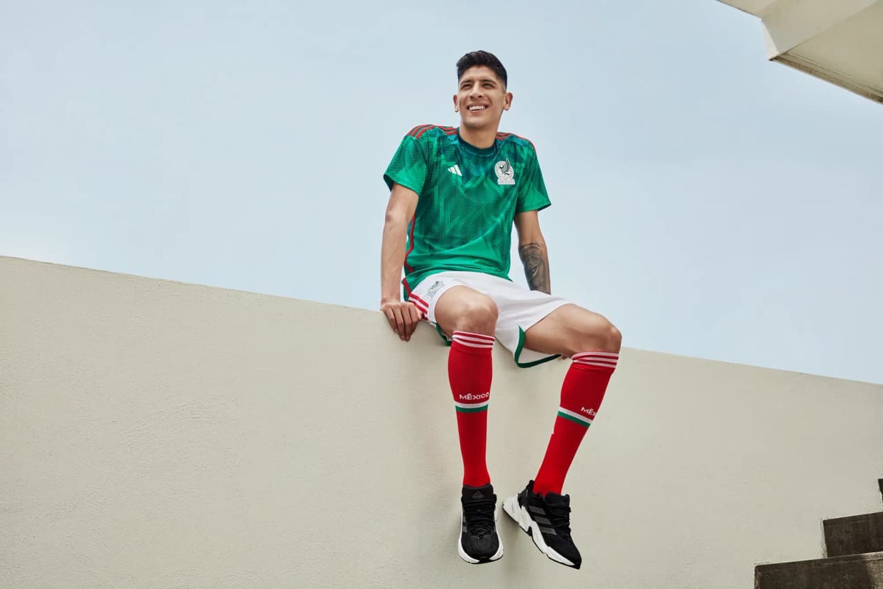 El jersey asemeja las plumas del quetzal y honra el pasado de México. Los vivos en rojo sobre los hombros y a lo largo de la costura en los costados añade carácter y la garra que caracteriza al Tri.