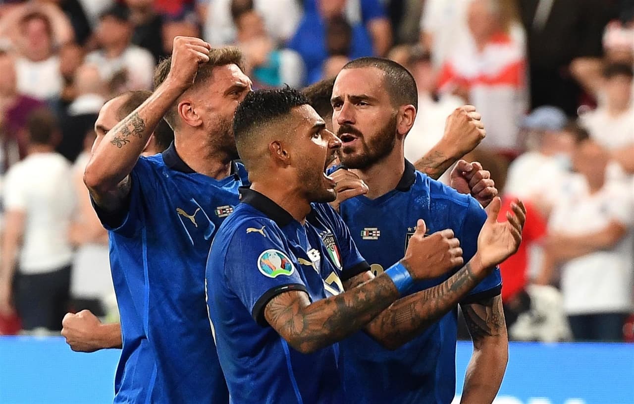 Italia es campeón indiscutible de Europa y se lleva la copa a casa. Luke Shaw abrió el marcador al minuto 2’ del encuentro y en el minuto 67, Leonardo Bonucci se encargó de igualar el marcador, ya en tiempos extra no pudieron pasar del 1-1 y, en tanda de penales, el equipo inglés no supo definir y la ‘Squadra Azzurra’ se corona en Wembley.