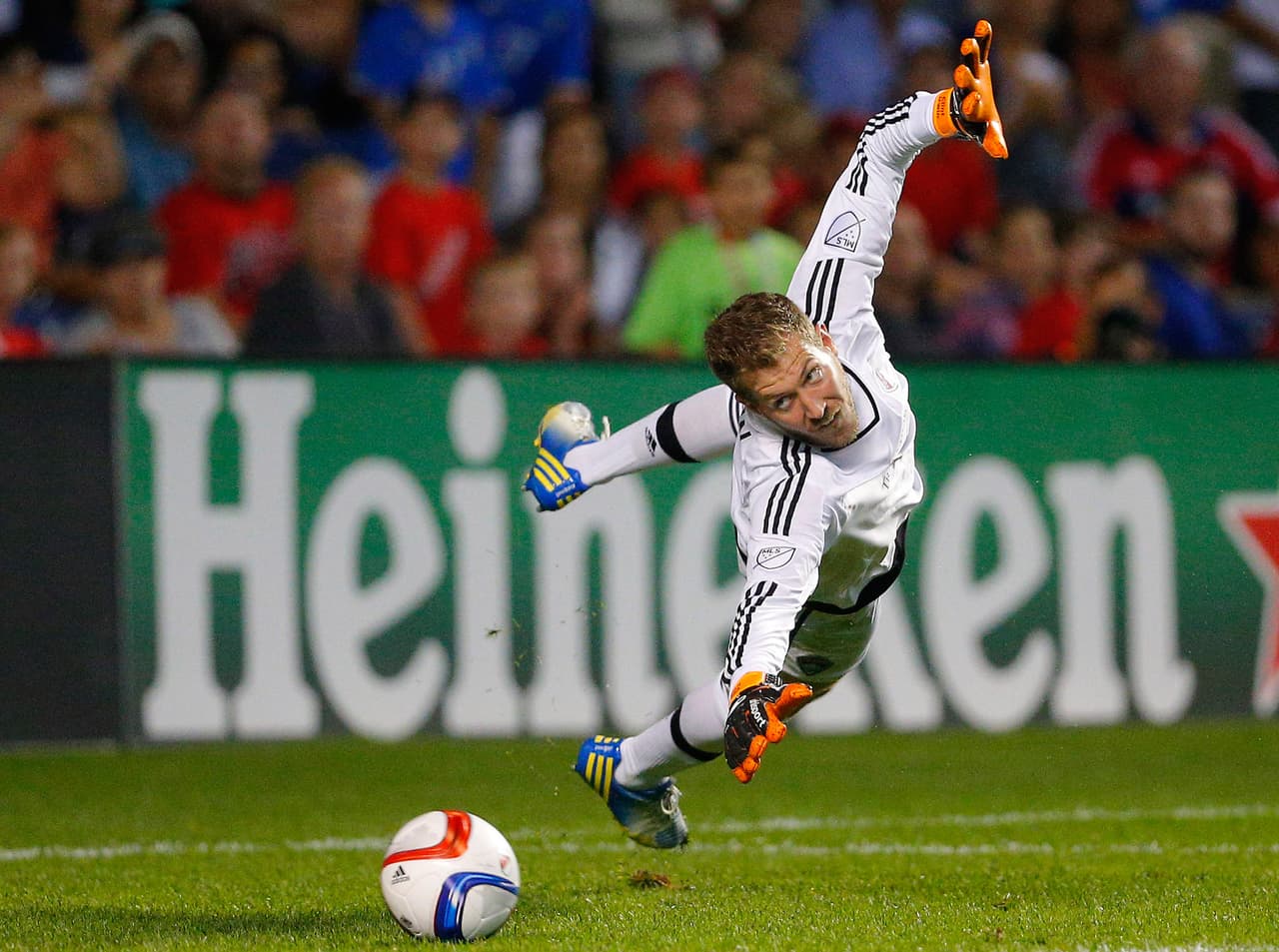 Clint Irwin atajará en Toronto FC en 2016.