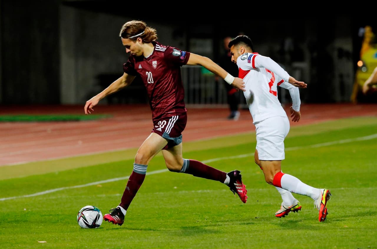 Turquía se impone ante Letonia con anotación de último minuto, dejando el marcador 2-1 durante la eliminatoria mundialista. Las anotaciones corrieron a cargo de jugadores turcos, pues la primera anotación fue autogol de Merih Demiral al 70' y, posteriormente, Serdar Dursun y Burak Yilmaz se encargaron de darle el triunfo.