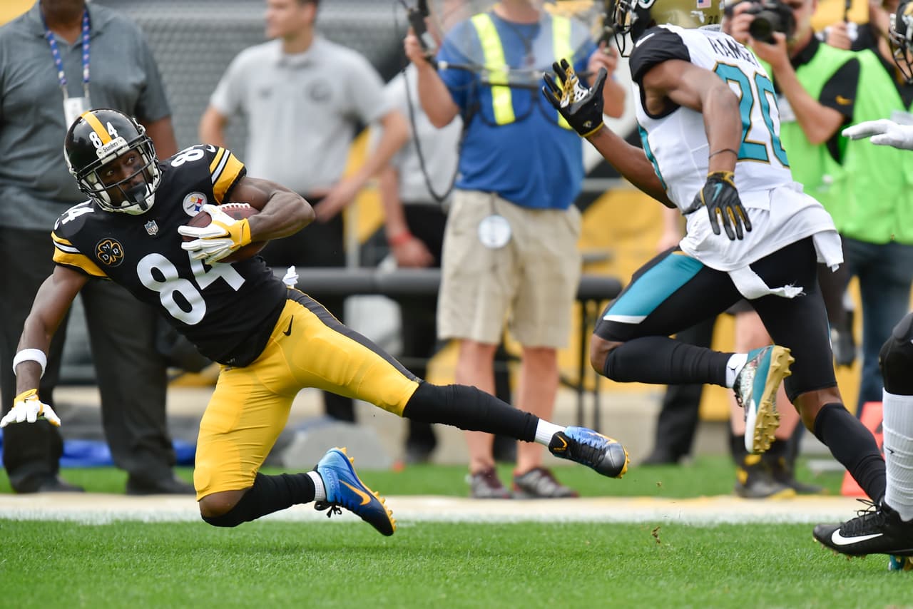 Todavía al final Ben Roethlisberger conectó un TD con Antonio Brown pero un holding de David de Castro arruinó la jugada y los puntos para los Steelers convirtiendo el partido en una pesadilla para los locales.