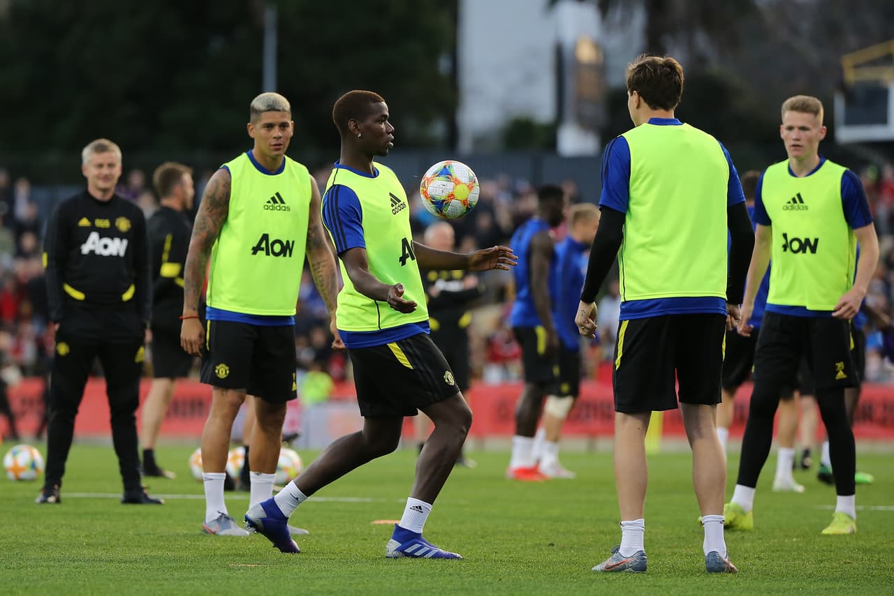 Manchester United entrenó este jueves a puertas abiertas en Perth, Australia, para tener contacto con los cientos de aficionados que llegaron hasta el WACA Ground. Paul Pogba, aún sin definir su futuro, fue uno de los más aclamados tomándose fotos y firmando autógrafos a quienes se lo pidieron. Los Diablos Rojos enfrentarán al Perth Glory y al Leeds United en esta gira por suelo australiano.