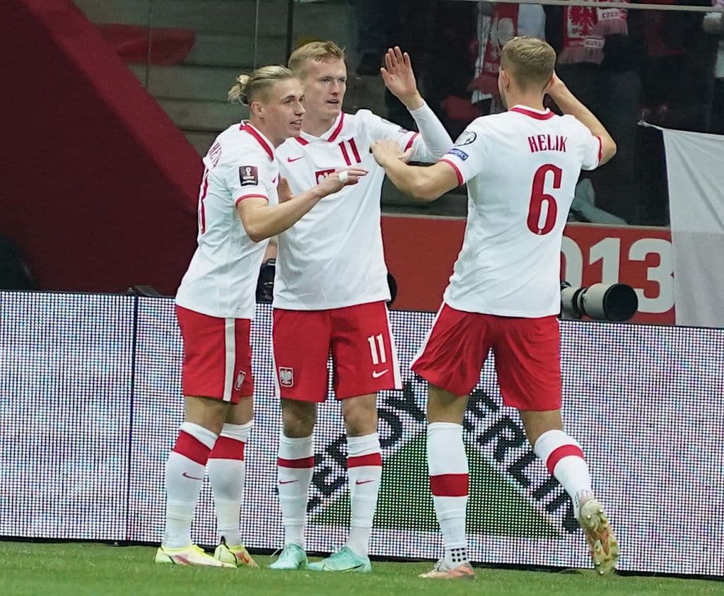 Polonia golea tranquilamente 5-0 a San Marino, Dinamarca también goles y se impone 0-4 a Moldavia, Suiza vence 2-0 a Irlanda del Norte y Serbia sale victorioso 0-1 en su visita a Luxemburgo.