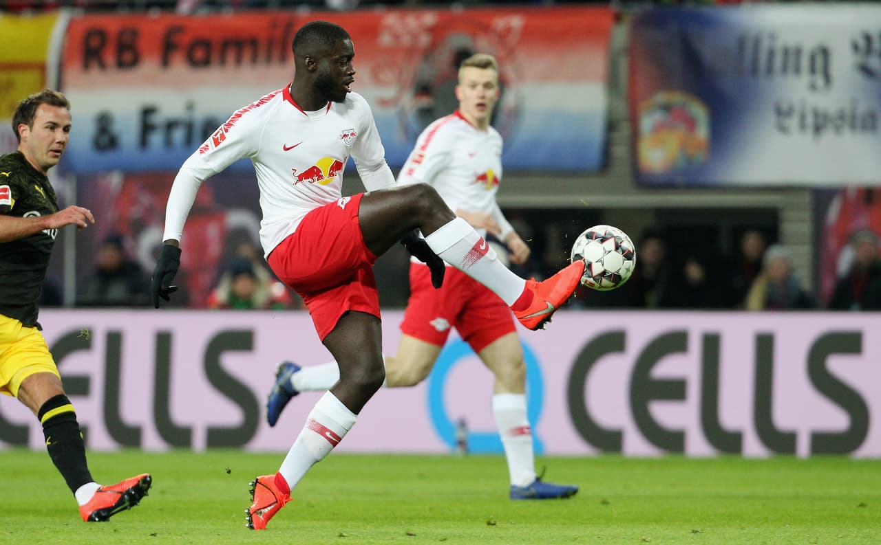 <b>Dayot Upamecano (Defensa):</b> el francés ya está en la mira de clubes grandes como el FC Barcelona. Su club RB Leipzig está en la parte alta de la liga alemana codeándose con el Bayern Múnich y este jugador es clave en la zona defensiva. Francia tiene un gran futuro en él. En octubre del presente año cumplirá 22 años.