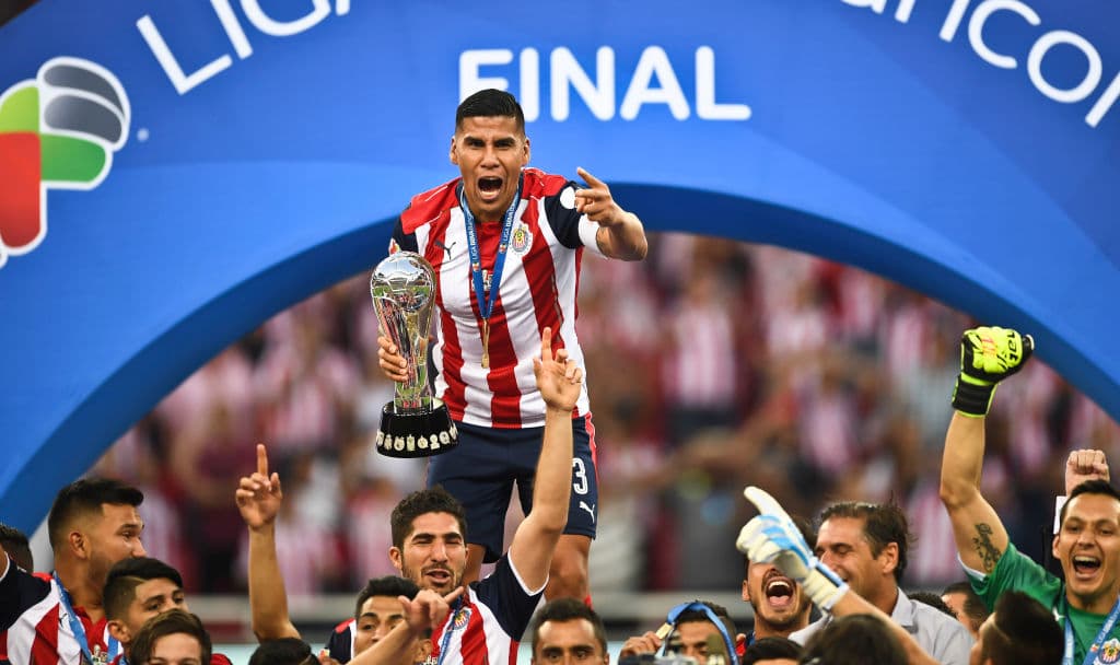 Jugó cinco años para Chivas y posterior a una Copa Confederaciones, el PSV buscó a Carlos para hacerlo su jugador y firmar un contrato de cuatro años, del 2006-10.