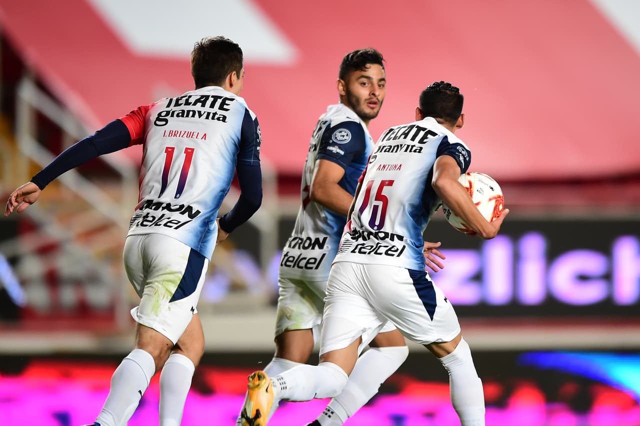 Chivas venció a domicilio a los Rayos en la J10 del Guard1anes 2020 | Necaxa jugó con 10 hombres desde los 40’ y el cuadro del ‘Vuce’ necesito minutos extra para marcar el gol de la victoria.