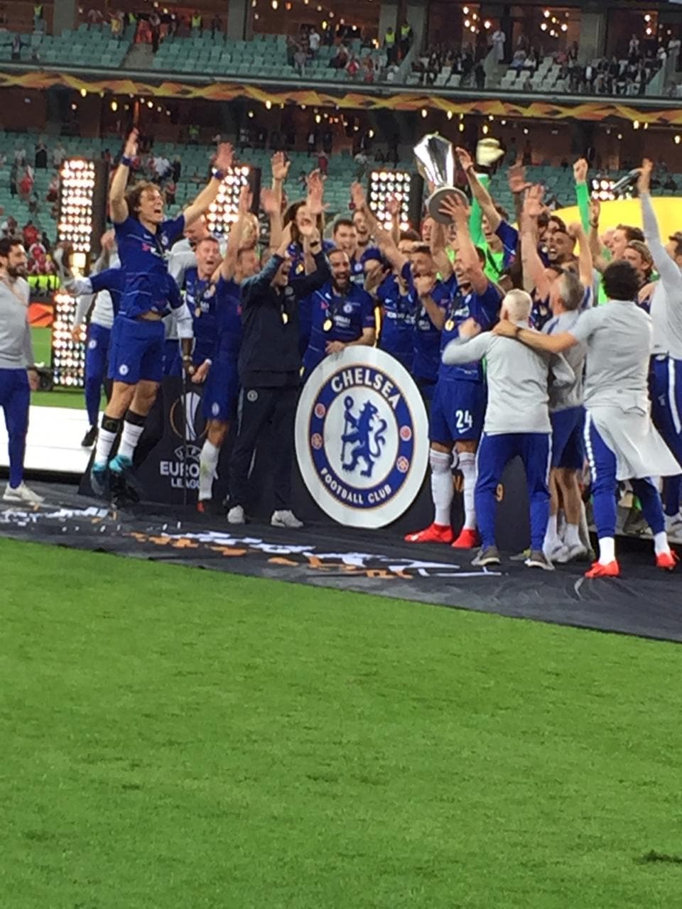 Con el trofeo en las manos, en lo más alto comenzó la celebración del campeón.