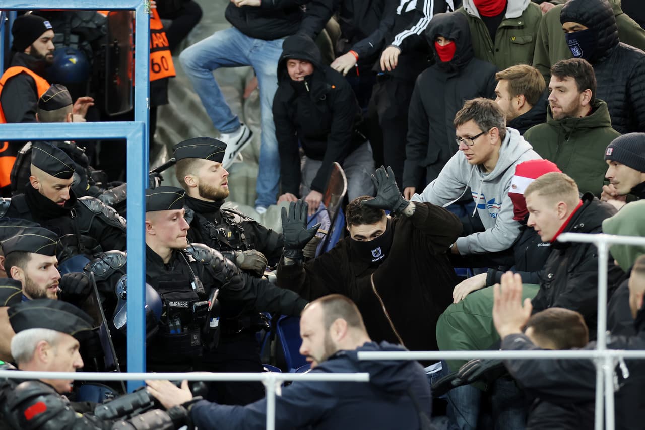 Bayern Múnich sacó ventaja en su visita al PSG, que tuvo a Kylian Mbappé de inicio en la banca y entró para marcar un gol pero anulado por fuera de juego en la ida de Octavos de Final de la UEFA Champions League.