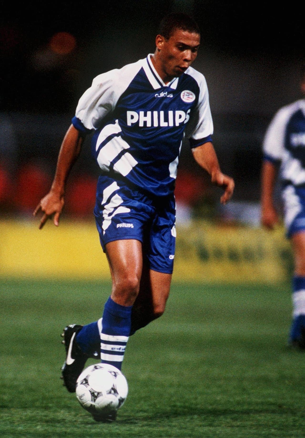 El brasileño Ronaldo Nazario deslumbró al mundo con su talento desde su debut a los 17 años. Ello lo llevó a integrar a Selección de Mayores de su país que se coronó campeona Mundial en Estados Unidos en 1994, a su 18 años. Apodado 'El Fenómeno', ganaría otro Mundial en 2002, además de brillar en Barcelona, Inter de Milán y Real Madrid.