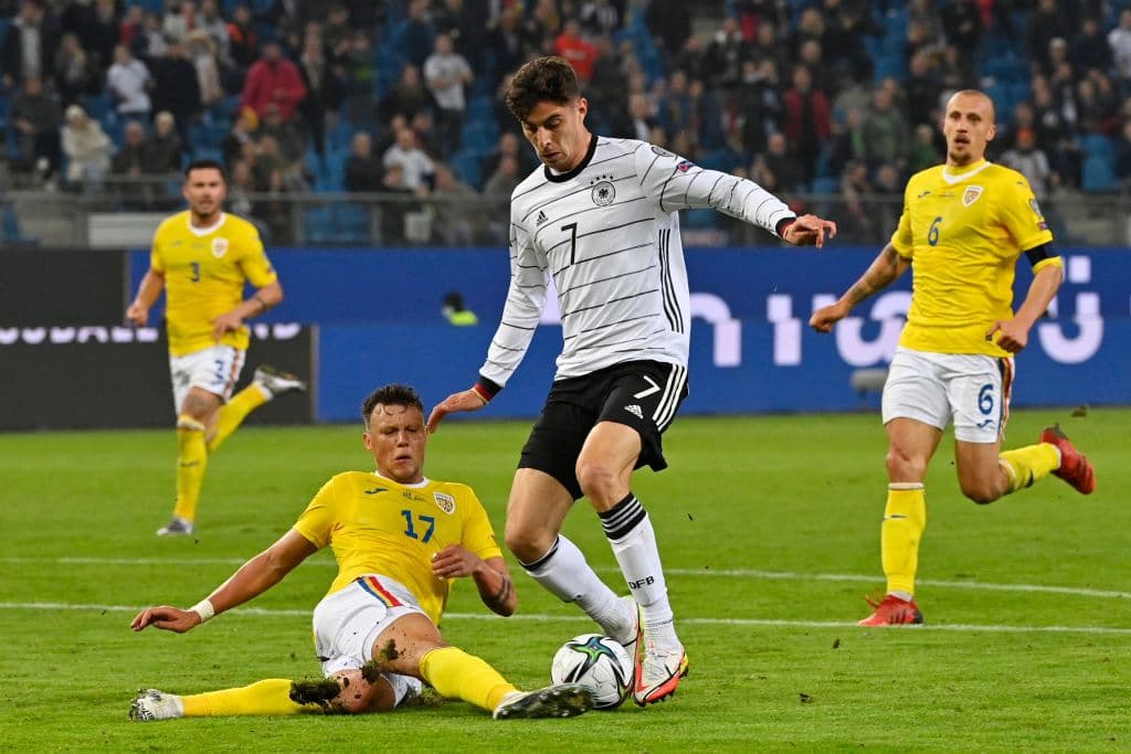 Serge Gnabry y Thomas Mueller le dan la alegría a la Alamenia y remontan 2-1 a Rumania.