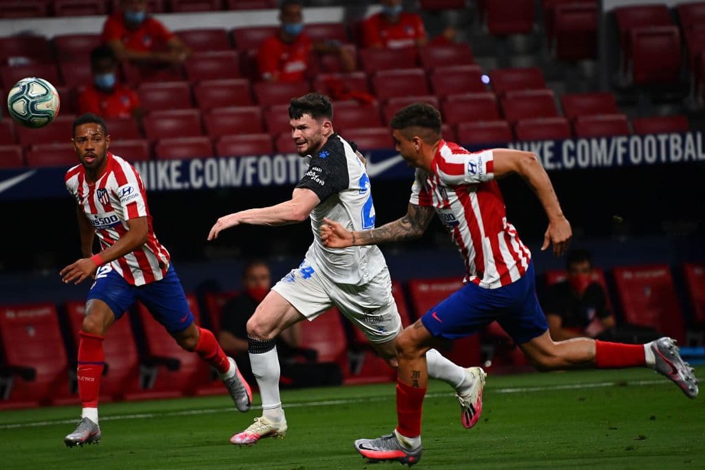José Maria Giménez se ve superado el escocés Oliver Burke, que termina mandando un centro pasado y queda en los pies de Kieran Trippier.