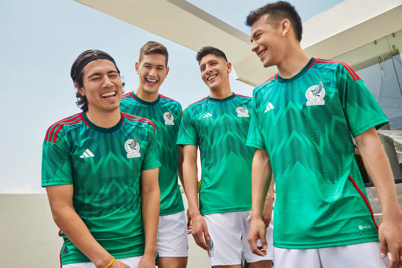 Con el lema, “El origen que nos une”, la nueva playera de México regresa a sus orígenes al utilizar los colores de la bandera --verde, blanco y rojo--.