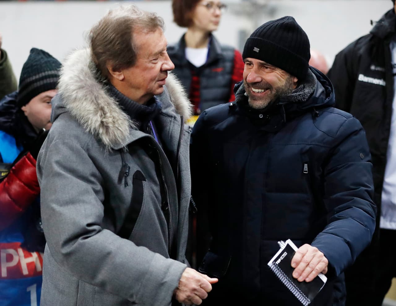 El coach de Lokomotiv, Yuri Semin, en pláticas previas al partido con el coach del Leverkusen, Peter Bosz previo al partido del grupo D de la Champions League.