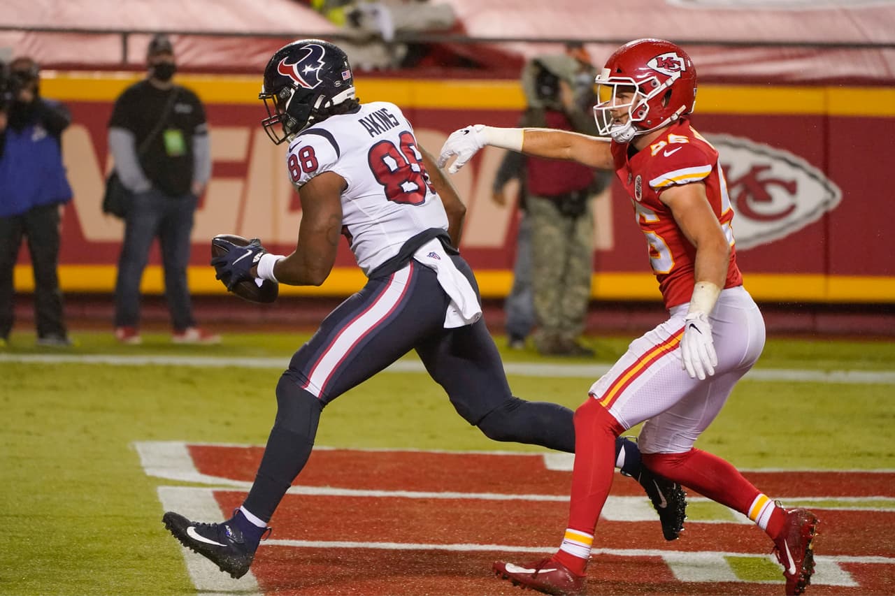 Con TD de Jordan Atkins y Deshaun Watson, los Texas se acercan pero Kansas anota tres puntos y terminan el partido.