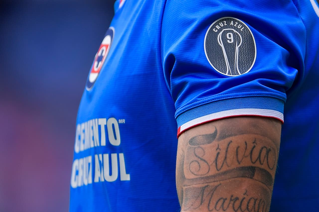 Este fue el parche que mostró la Máquina en su uniforme, recordando los 9 títutlos de Liga MX que ostentan.