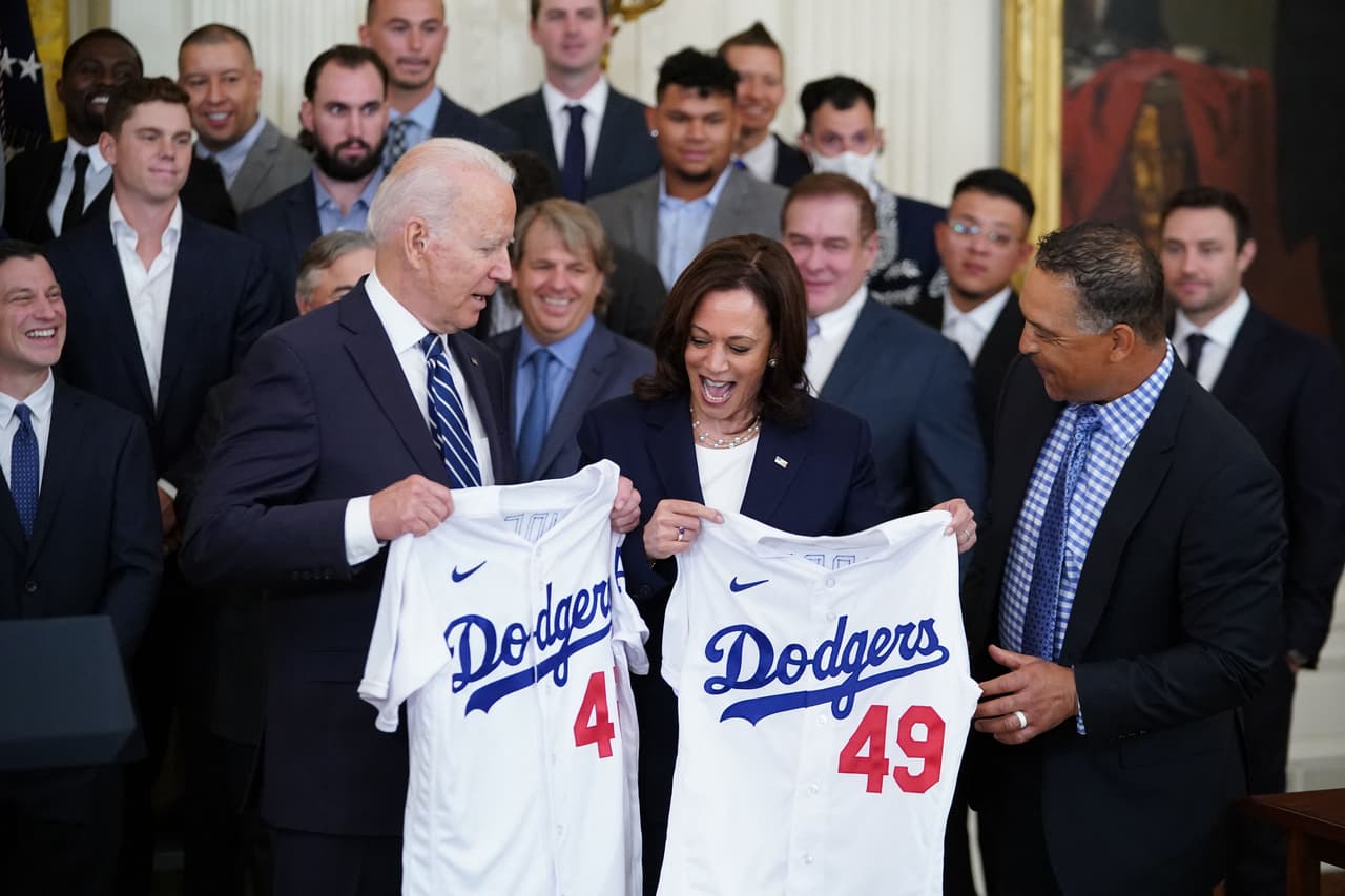 Con los mexicanos Víctor González y Julio Urías, los LA Dodgers visitaron al presidente de los Estados Unidos de América en la Casa Blanca luego de haber sido campeones en la temporada 2020 de la Major League Baseball.