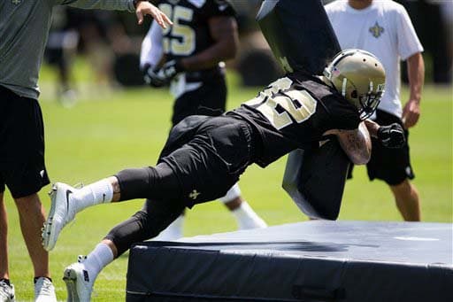 El empeño de la defensiva profunda de los Saints (AP-NFL).