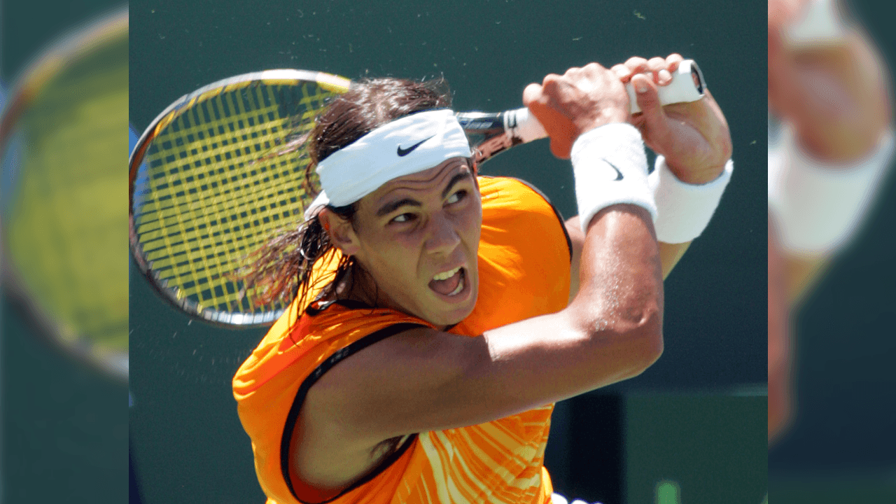 <b>Bueno, sí: una diadema</b>
<br>Otra de las características de Nadal consta en usar distintas cintas de todo tipo de grosores y colores, esto para frenar el alborotado movimiento de su cabello mientras da cátedra en el tenis.