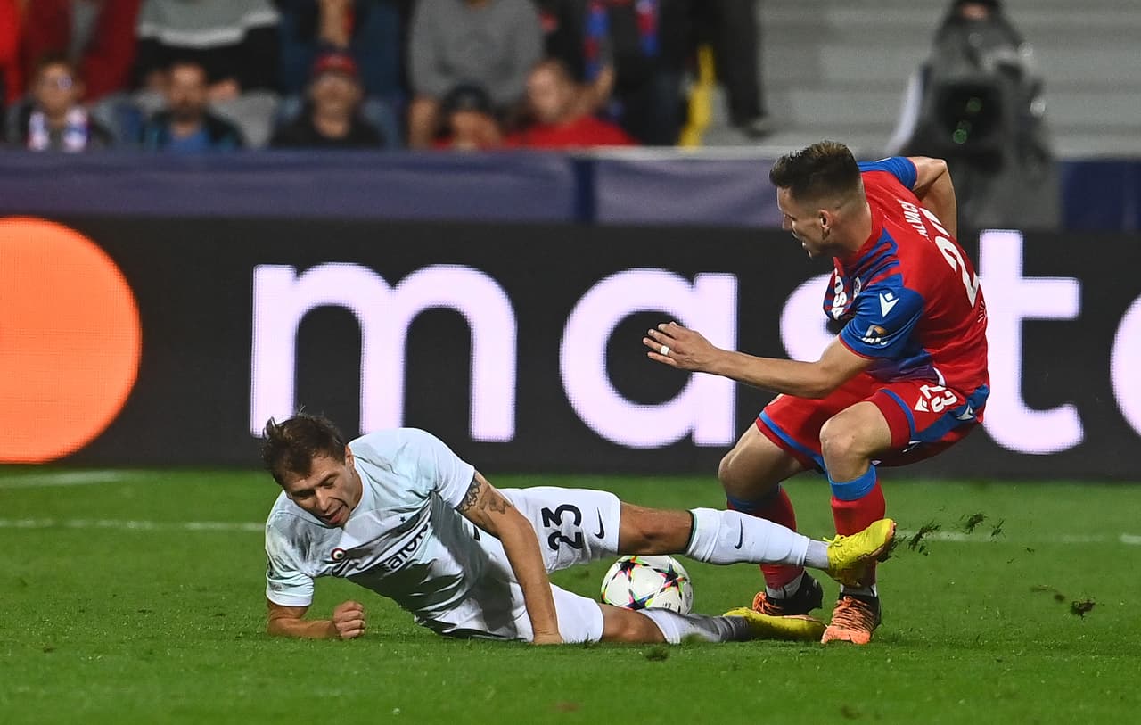 Inter de Milán sacó tres puntos importantes de visitante ante Viktoria Plzen en la República Checa con goles de Dzeko y Dumfries por 0-2.