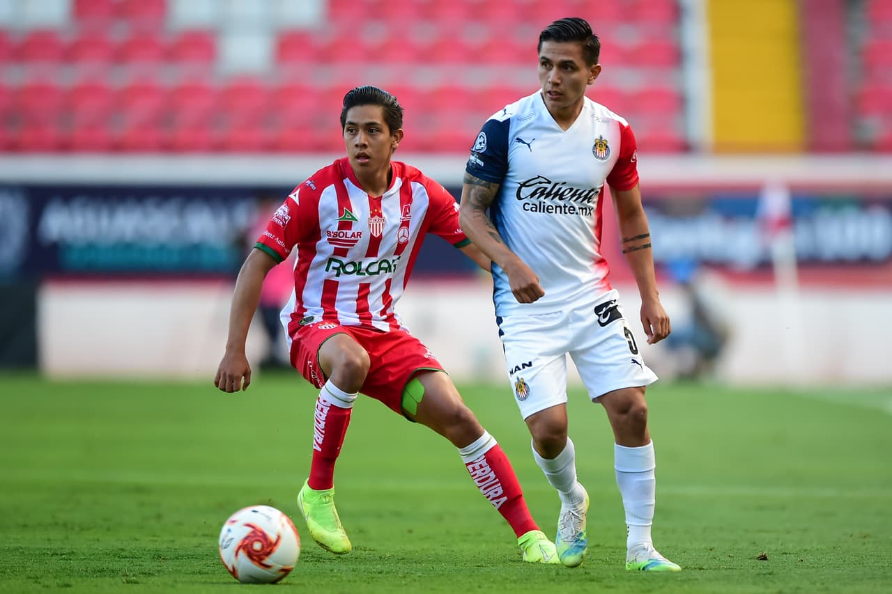 Necaxa tuvo el balón los primeros minutos del encuentro, pero no generaban jugadas inquietantes.