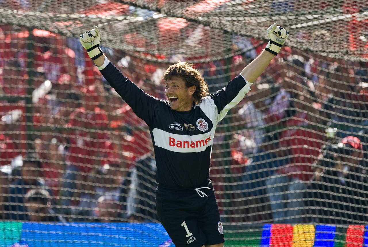 El argentino Hernán Cristante fue arquero e ídolo de Toluca, antecedente que le ha servido mucho para ejercer liderazgo dentro de la plantilla. Tiene récord de imbatibilidad en la Liga MX con 772 minutos sin ser vulnerado.