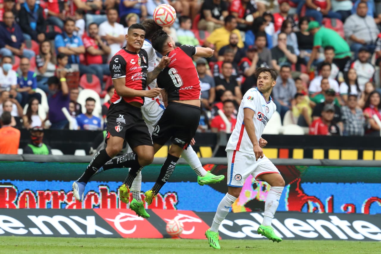 Atlas sumó su primera victoria en el Apertura 2022 ante Cruz Azul en la Jornada 3 con goles de Ozziel Herrera (10'), Jeremy Márquez (70') y Julián Quiñones (82'), mientras que La Máquina se quedó cerca de empatar tras abrir el marcador vía Santiago Jiménez (21') y Cristian Tabó (86').