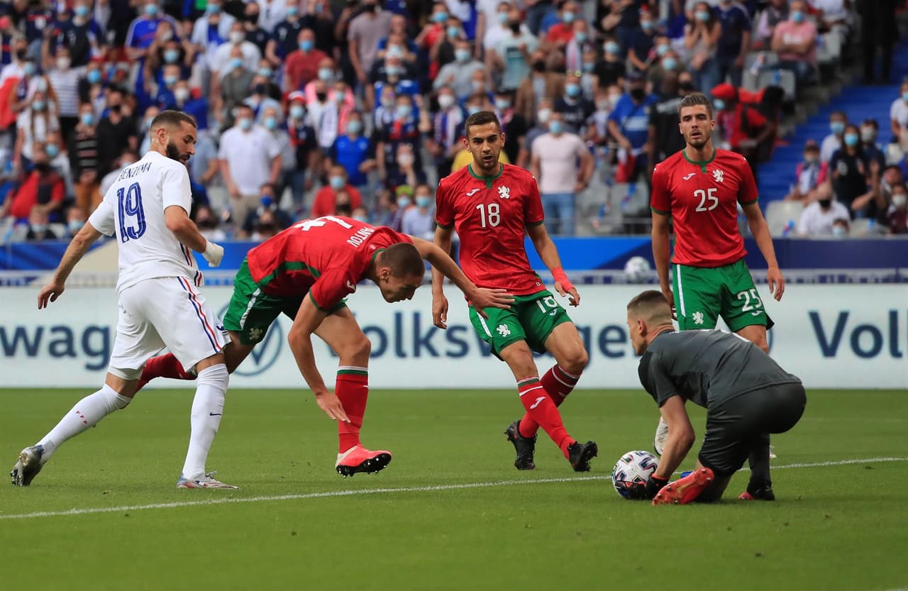 Francia derrota 3-0 a la escuadra de Bulgaria previo a su participación a la Euro 2021. Antoine Griezmann abrió el marcador al minuto 29 y Oliver Giroud se lució con doblete para darle la victoria a su equipo sobre los búlgaros. 'Les Bleus' iniciarán la competencia europea ante Alemania.