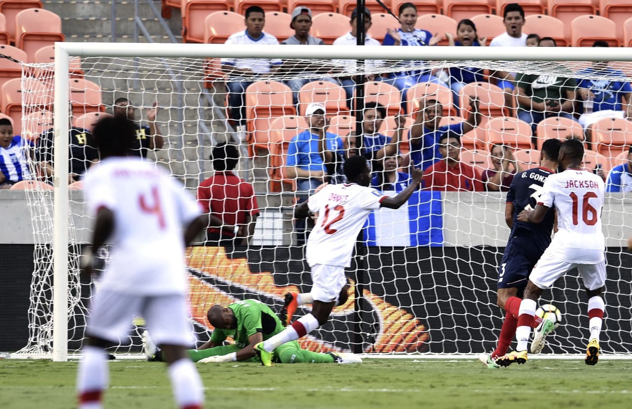 Alphonso Davies marcó su tercer gol del torneo con un zurdazo desde el centro del área para adelantar a los canadienses en el minuto 26.