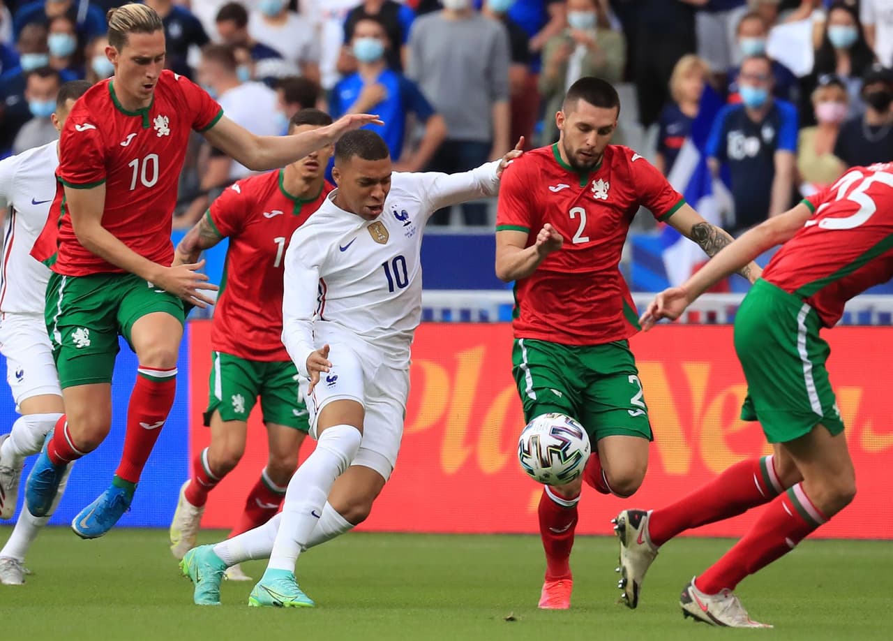 Francia derrota 3-0 a la escuadra de Bulgaria previo a su participación a la Euro 2021. Antoine Griezmann abrió el marcador al minuto 29 y Oliver Giroud se lució con doblete para darle la victoria a su equipo sobre los búlgaros. 'Les Bleus' iniciarán la competencia europea ante Alemania.
