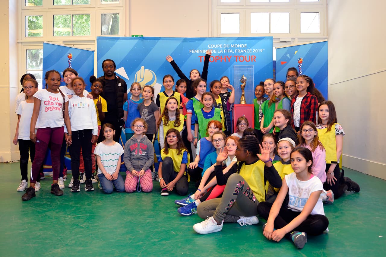 El trofeo de la Copa del Mundo Femenina 2019, a disputarse en Francia, ya está en suelo galo y tuvo su primera parada en este recorrido final en una escuela parisina junto a la mascota Ettie. Los niños fueron los más felices con esta visita y aprovecharon para tomarse fotos con ambos.