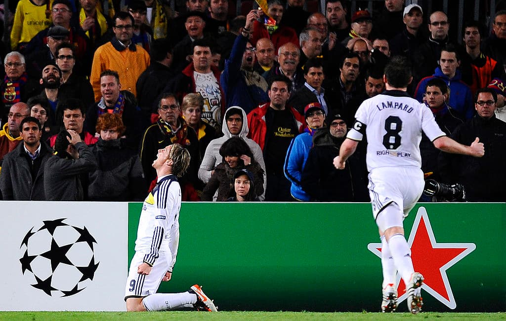 El Barcelona seguía sin poder romper el camión que había metido el Chelsea en su área y al minuto 90, un contragolpe en el que Fernando Torres queda mano a mano con Víctor Valdés. El Niño decide quitarse al arquero con un recorte para anotar el 2-3 global y mandar al Chelsea a su segunda final de la UEFA Champions League.