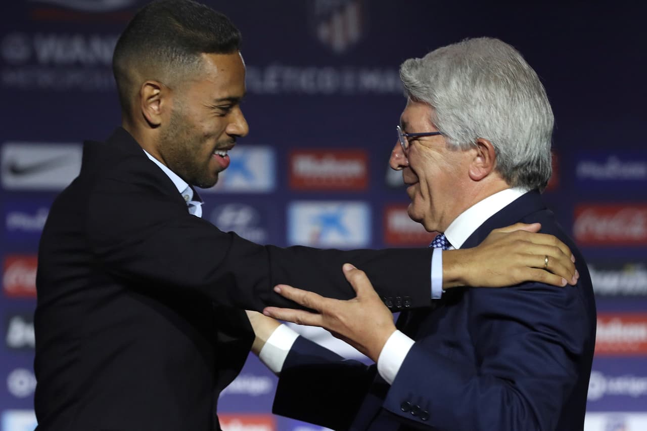 Acompañado por el presidente del club, Enrique Cerezo, el joven de 21 años entregó sus primeras palabras como Colchonero y posó con su nueva playera.