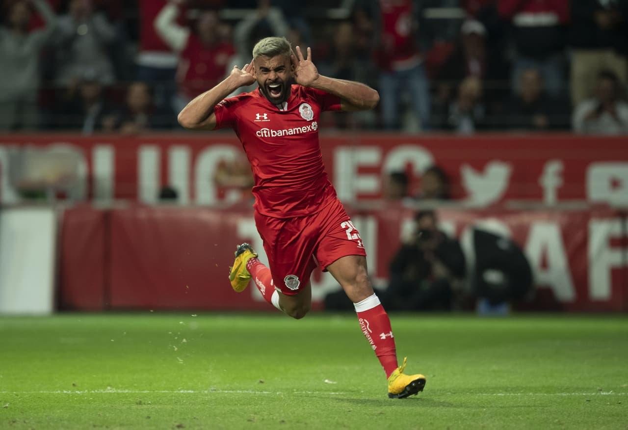 Canelo aprovecha el error en la salida y marco el cuarto gol para el Toluca, esto ya es una goliza.